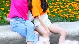 在镜头无意间拍到这一对小姐姐，一起牵手逛街，好甜啊！