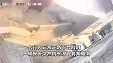 女子正常走下台阶，一辆皮卡突然倒车滑下将其砸倒，女儿哭诉：我再也没妈妈了