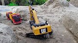 工程车玩具总动员：挖掘机挖沙土装载翻斗车，压路机开动建造道路
