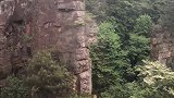坐在缆车上看风景
