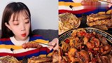 美女直播吃烤肠，一口下去超过瘾，是我向往的生活