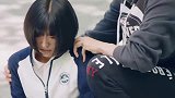 陈小希为躲避江辰摔倒在地，江辰看到满脸心疼，慌张的清理伤口