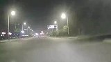女子夜间行驶在路上，竟遇到有人碰瓷