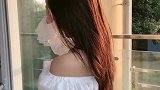 长发美女穿露肩装，白皙肌肤很有女人味
