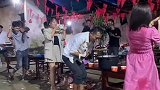 凌晨四点时云南人的快乐，抱着狗扛着羊跳舞