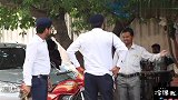 国外恶搞，两个冒牌的交通警察在路上拦住路人进行盘查