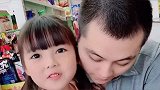 萌娃和妈妈争抢爸爸，真的太可爱了