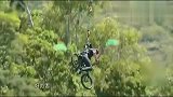 美男子挑战单车蹦极 连蹦三次帅出天际