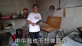 妈妈脚崴伤干不成农活，和小光商量买电动撒肥料机，小光啥态度