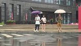 安妮大姐姐 下雨天，网友无意间拍到的一幕！暴雨 路人视角 美女 搞笑 反转