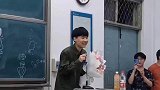 男生在教室当众表白女生