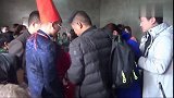 农村一户农家嫁女，陪嫁好不得了，请来好多人搬运嫁妆上车！
