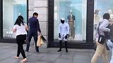 男子假扮人体模特捉弄路人，路人纷纷被吓到