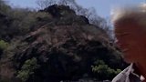 像鱼又像蛇？难道是鳗鱼给人拖进水里了，可是也不像啊！