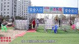 郊游：小伙伴们去游乐场玩彩虹滑道，富贵竟然害怕的不敢玩！