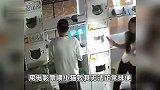 宠物店闭店后闯入一男女，拿票喂小猫致其无法排便，女子行为引众怒