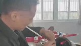 老师帮女孩扎了好看的辫子