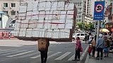 广西一大爷一个人扛起千金重的东西，真正的世外高人！