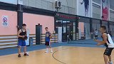 运球行进间传球训练