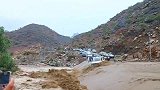 山洪暴发，洪水把汽车都冲走了
