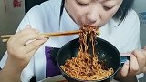 小姐姐又在狂吃火鸡面了，真的是吃货