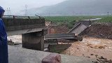 四川凉山暴雨致多条道路中断 一大桥断裂