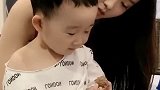 小家伙不好意思吃