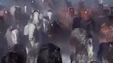 新疆昭苏雪地万马奔腾，美女副县长飒爽策马宣传旅游