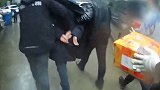湖北武汉：盯着取药材包裹的六旬老人，民警端了个毒窝
