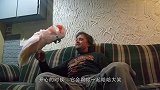 主人假装对鹦鹉开枪，鹦鹉应声倒地，镜头记录搞笑画面