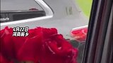 河南新乡：缘分！两婚车相遇交换手捧花