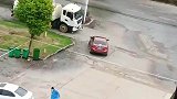 这洒水车也太猛了吧，水呲那么高