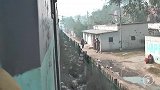 坐火车去印度首都，实拍德里郊区的贫民窟，看看环境怎么样