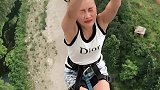 这个蹦极小姐姐厉害了，吓成这样还跳下去，我腿都已经软了！