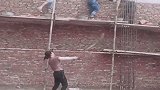农村妹子运水泥，接下来这操作，看完我真是服了！
