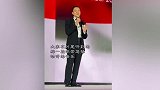 李亚鹏带窦靖童出席晚宴，称呼对方为大女儿，介绍其歌曲作品