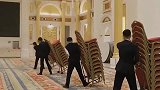 宴会九技之拉椅子，最早这项技能应该为背椅子，这就是熟能生巧！