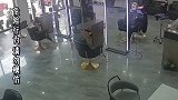 女子远嫁他乡，出月子当天老公悄悄请来娘家人