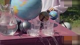 国外恶搞：失控的地球仪，无辜路人以为闯大祸了
