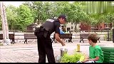 国外熊孩子用水枪喷警察,下一幕警察的做法