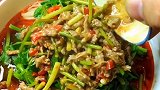 今天剩了半碗蒜苔牛肉丝，今天把豌豆颠补起