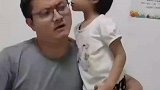 孩子给爸爸说秘密，爸爸的表情亮了