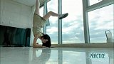 爱了！长发小姐姐矫健身姿 穿连衣裙倒立劈叉普拉提