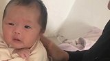 月嫂示范如何给宝宝拍嗝，宝宝全程很享受，小表情萌翻了！
