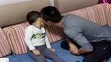 爸爸亲了一下儿子，接下来小家伙的反应，伤害性不大侮辱性极强