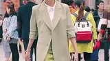 街拍到一位小姐姐，美貌与气质并存，笑起来真的好甜！