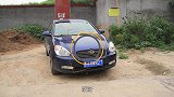 二货碰瓷豪车，被路过的散打女教练一顿胖揍，结局太逗了