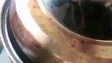 男子把螃蟹蒸成黑炭遭媳妇吐槽