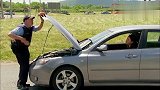警察假装成修路人的车，其实人早都走了