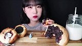 美女试吃自制巧克力奶油面包、奥利奥巧克力面包